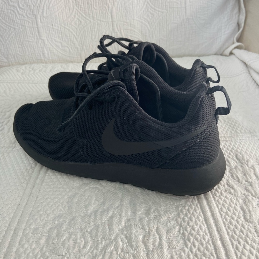 Women’s Black Nike Roches